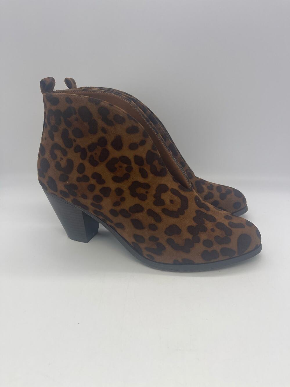 Pierre Dumas Garda-8 Women’s Chunky Heel Front V Ankle Booties Size 9